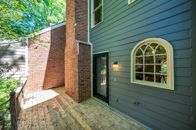 Building Photo - 1305 Hampshire Ct