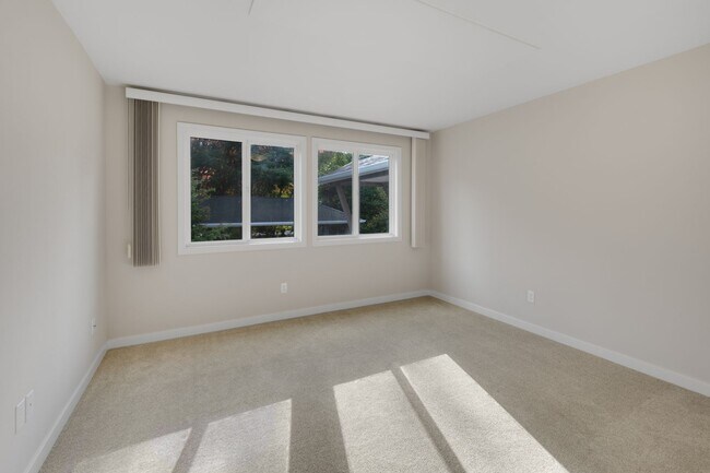 Building Photo - 2bd/2ba Bellevue Condo