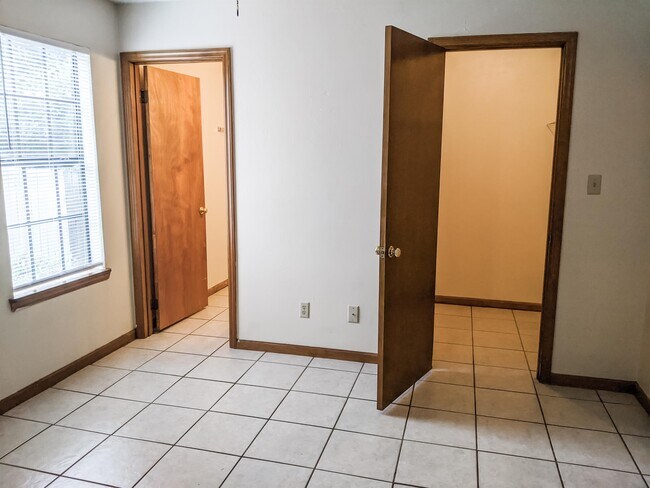 Building Photo - 1098 Rockbrook Ct