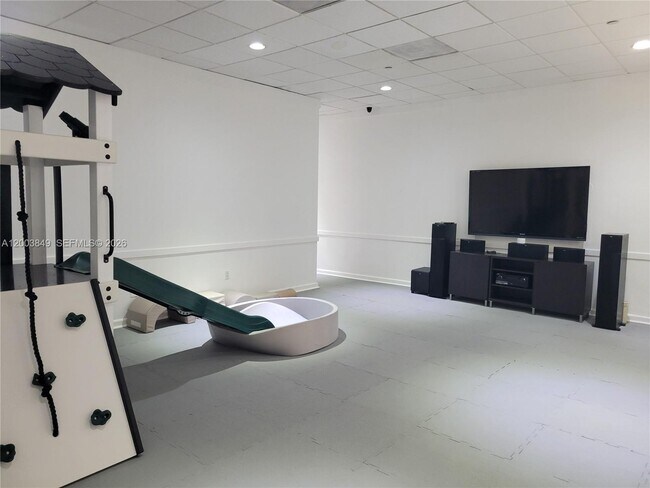 Building Photo - 5700 Collins Ave