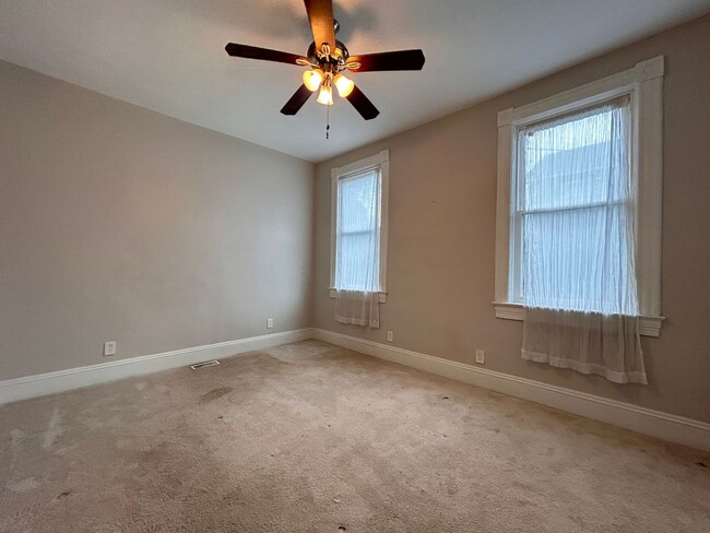 Building Photo - Charming 2-Bedroom Home -Close to Downtown...