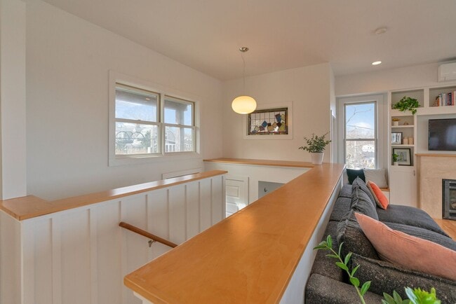 Building Photo - Stunning 4 Bed 2.5 Bath Steps from Willards Beach UNFURNISHED