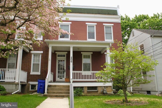 Building Photo - 206 E 8th St