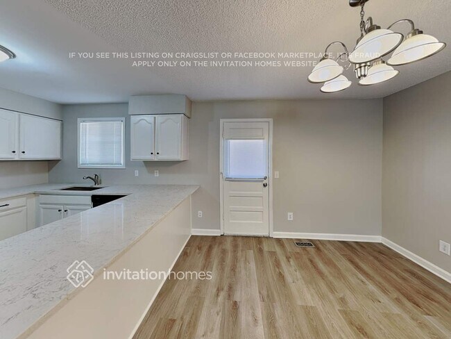 Building Photo - 1425 E 97th Pl