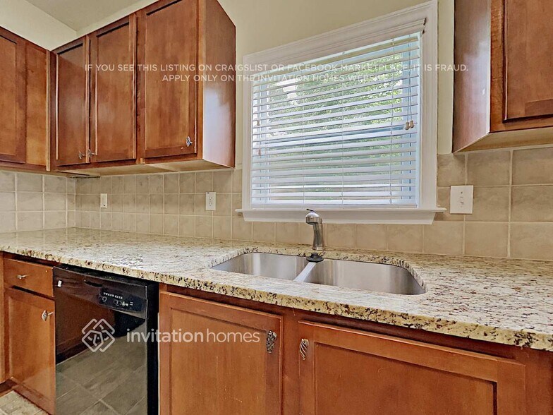 Building Photo - 522 Waterfall Dr