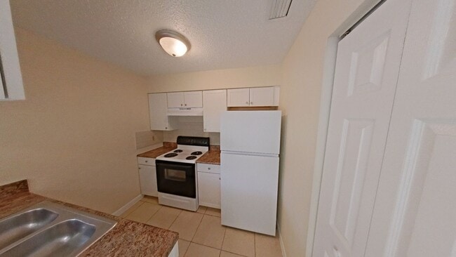 Building Photo - Nice and Cozy 2 Bed/1 Bath Apartment