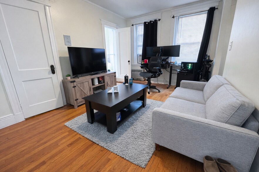 Building Photo - 31 Queensberry St