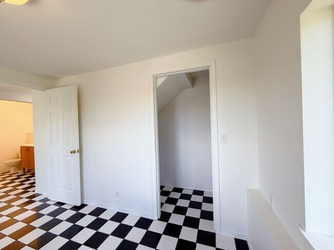 Building Photo - 3 & 4 Bedroom Units Just Steps from WWU