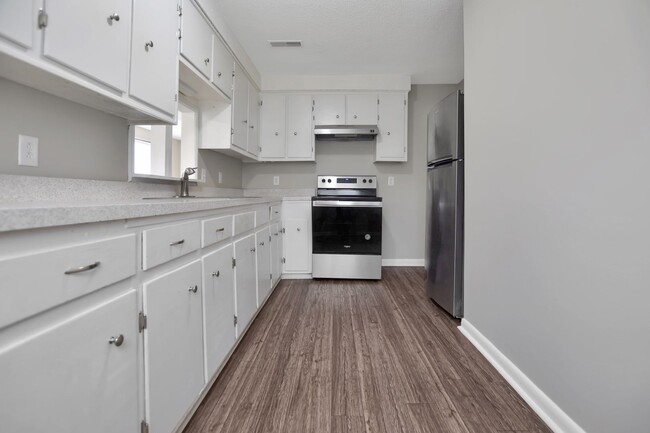 Building Photo - Pet Friendly Three Bedroom!