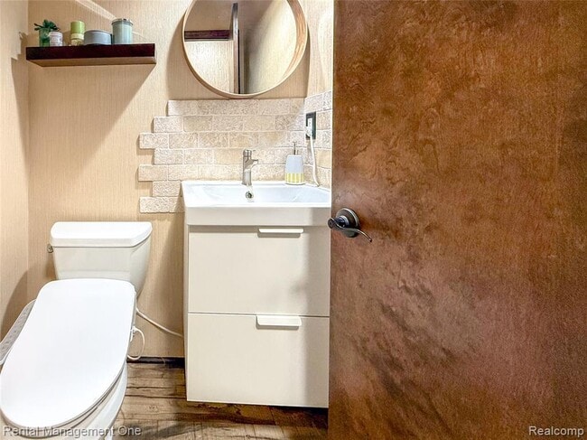 Building Photo - 174 Lange Ave