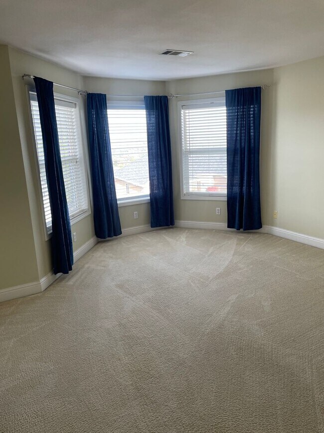 Building Photo - Luxury Living in The Knolls
