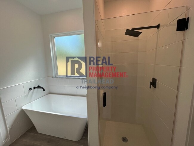 Building Photo - Stylish 3 Bed, 2 Bath Home in Gated Lakeside Community!