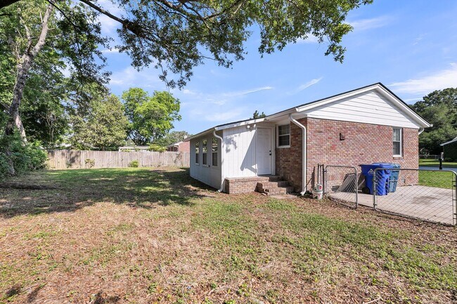 Building Photo - 2 Bed with Flex Space 1 Bath Home in Heart of West Ashley