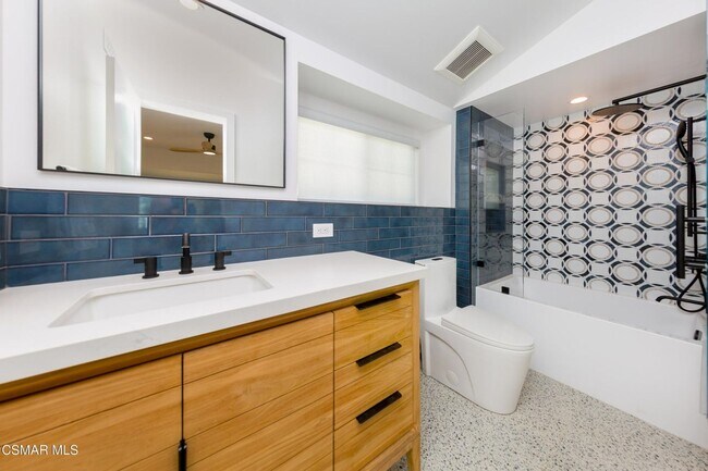 Building Photo - Must see this luxurious short-term, furnis...