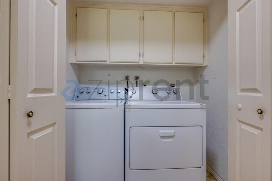 Building Photo - Unit
