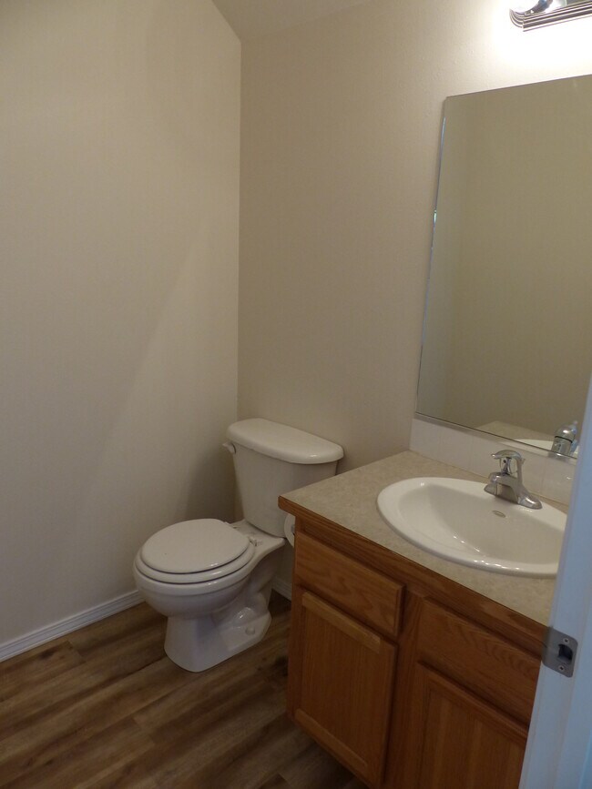 Building Photo - 1214 Forsythia Ave
