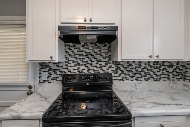 Building Photo - $1,250 - 3 bed/1 bath single-family home f...
