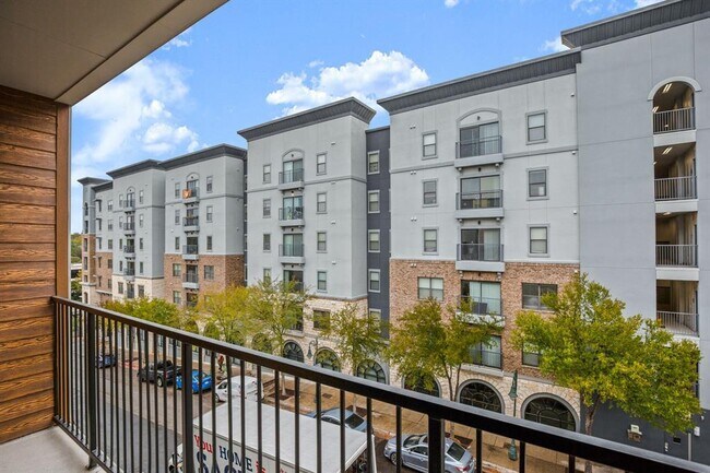 Building Photo - 2500 Longview St