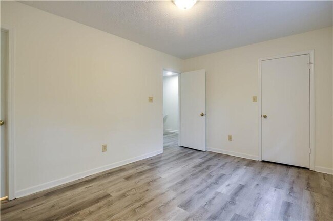 Building Photo - 304 Lexington Dr