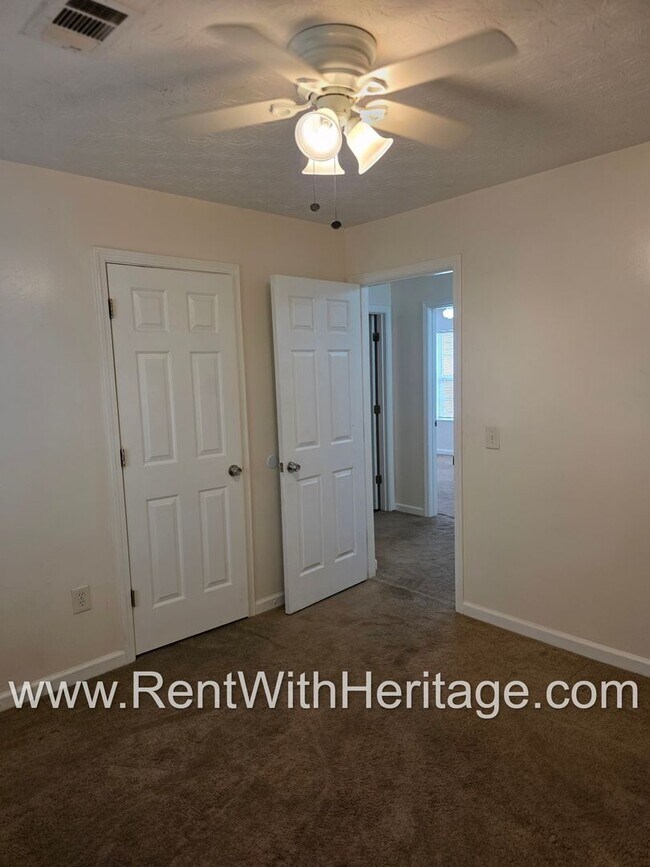 Building Photo - Awesome 3bd/ 2ba Townhome, Super Spacious, Small Community, Great Location