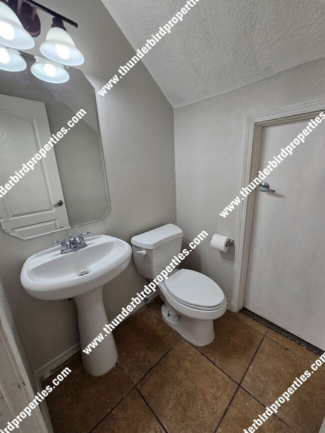Building Photo - 4 Bedroom - 2.5 Bathroom - 2 car garage