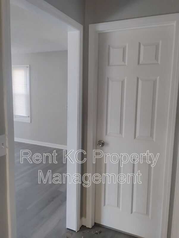 Building Photo - 6021 N Topping Ave