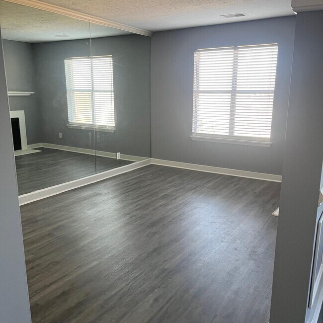 Building Photo - 421 Redding Rd