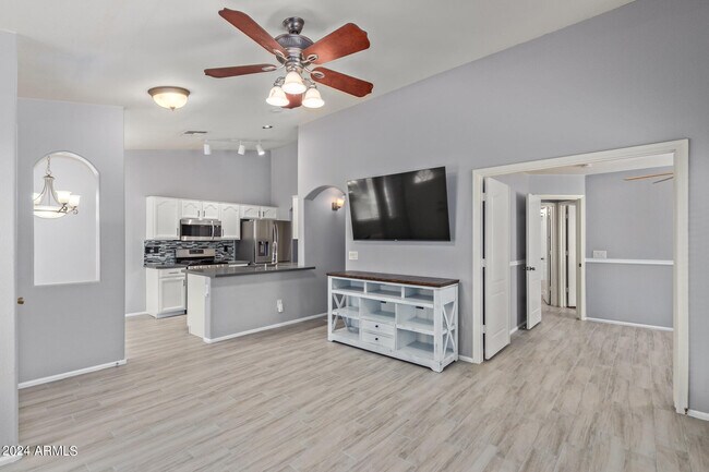 Building Photo - 983 E Palomino Way