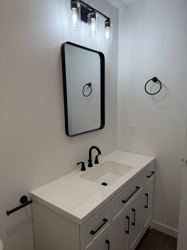 Building Photo - Brand new 3 bedroom 3 full bath townhouse in Thurston!