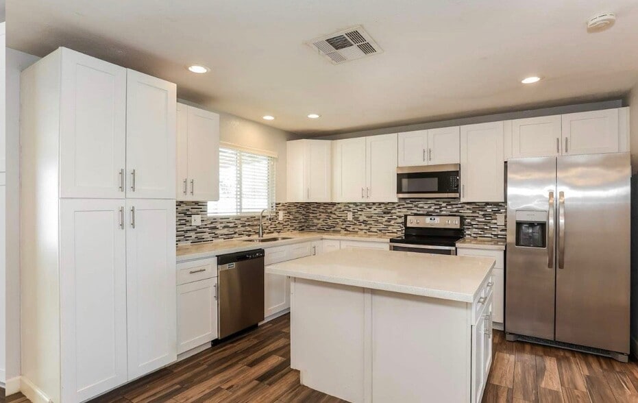 Building Photo - 6103 S Parkside Dr
