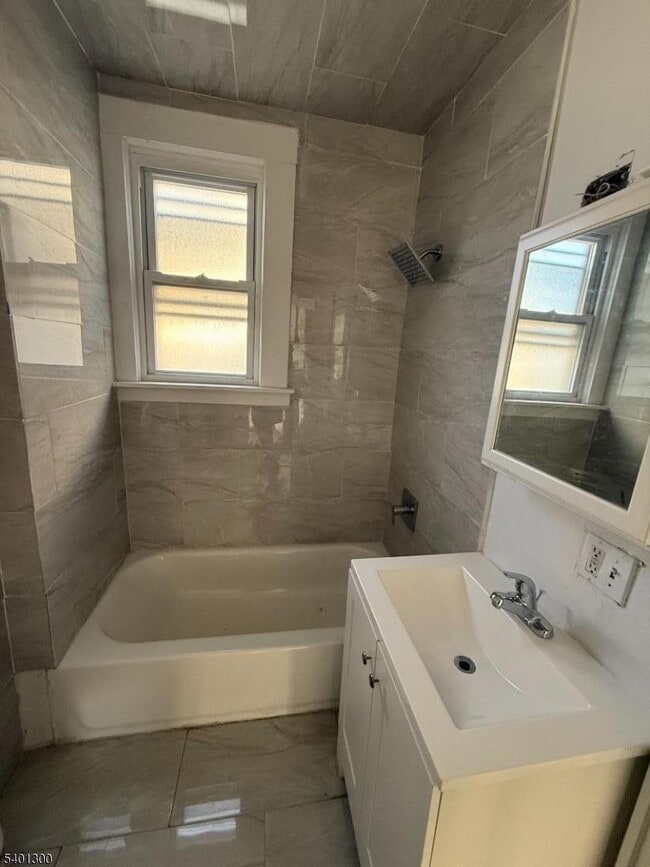 Building Photo - 85 Sunnyside Terrace