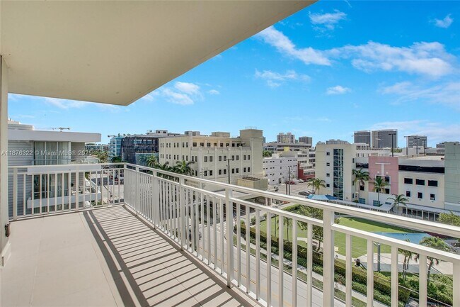 Building Photo - 9500 W Bay Harbor Dr