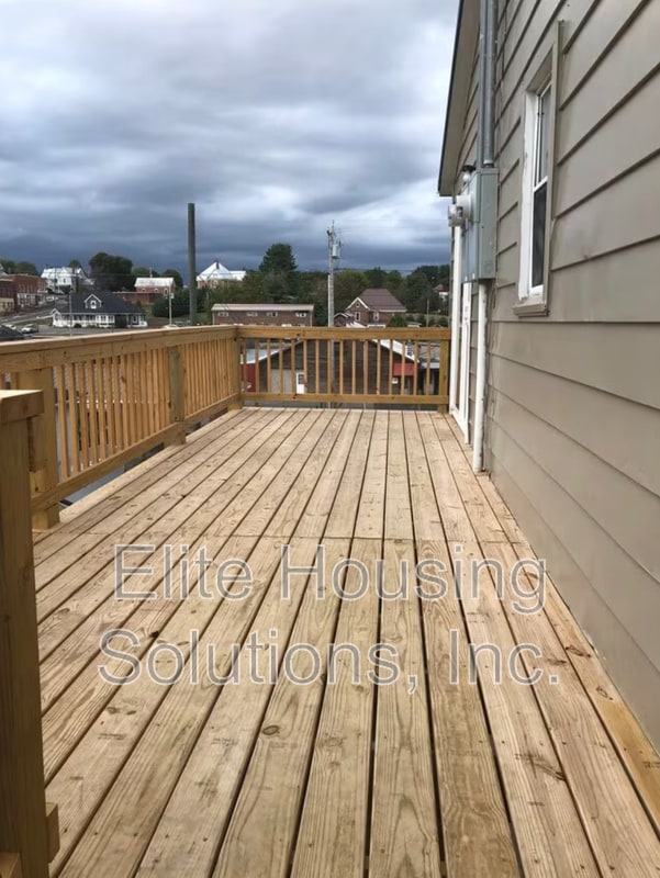 Building Photo - 204 Maple Ave