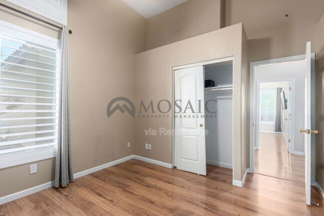 Building Photo - 2738 E Silverwood Dr