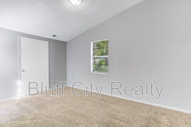 Building Photo - 819 Watson St