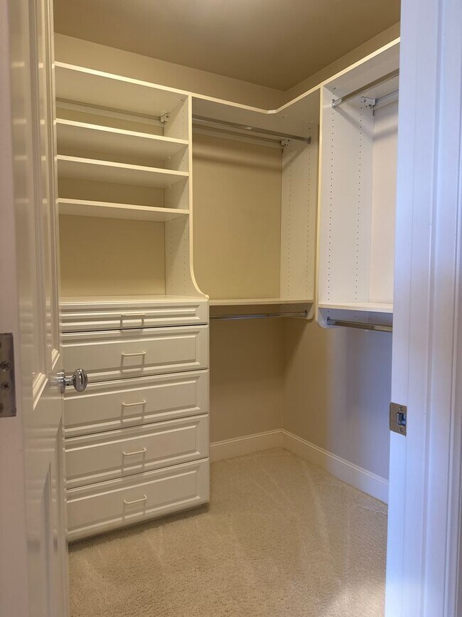 Building Photo - Dec Special Promotion!  Exceptional 3 bed, 3 bath in Houghton Kirkland.  Move in Ready.