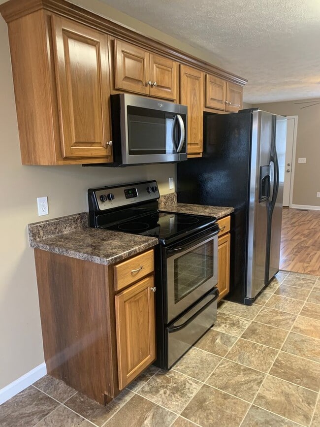 Building Photo - 3 Bedroom in GREAT LOCATION in the Center ...