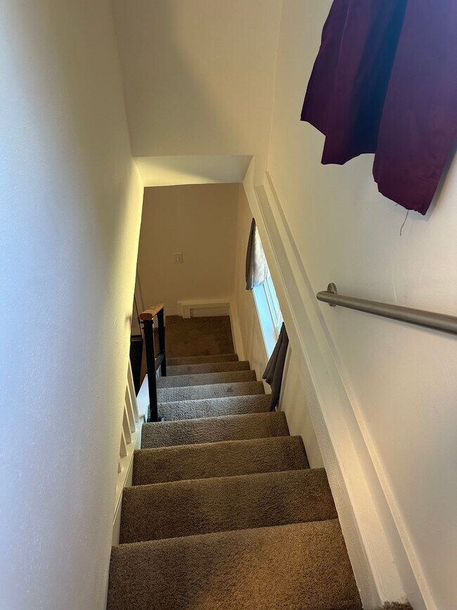 Building Photo - Updated 4 bedroom 2 bath house in Eugene!