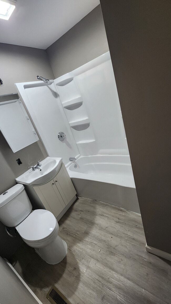 Building Photo - 864 E 35th Ct