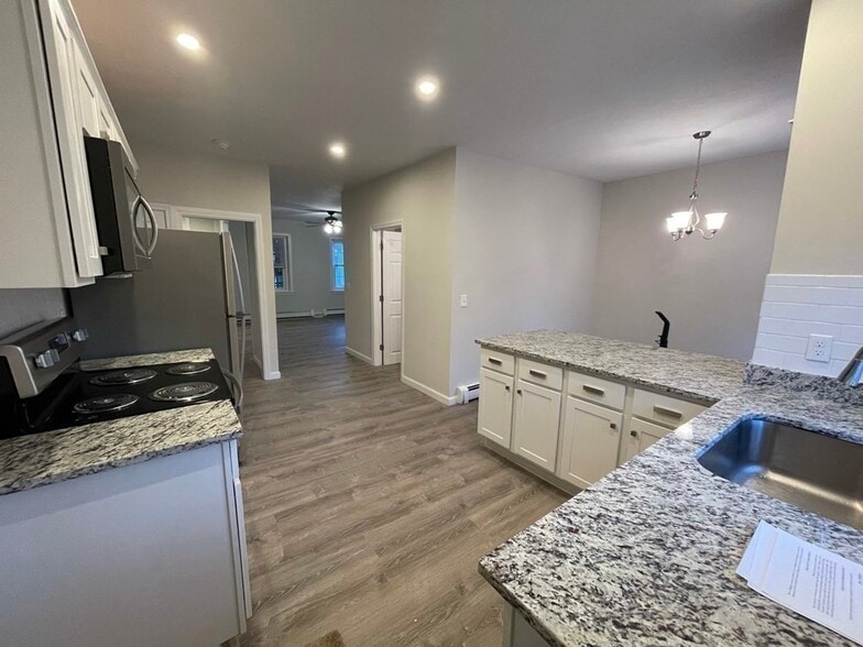 Building Photo - 64 Grove St