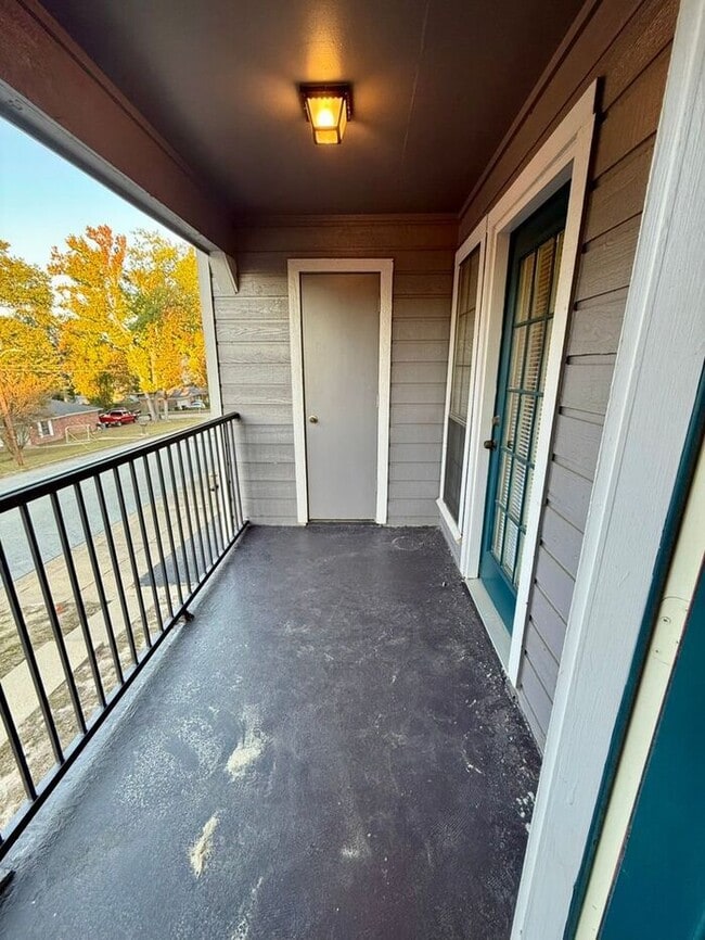 Building Photo - 1 Bed 1 Bath, Upstairs Apartment Unit at Heritage West!