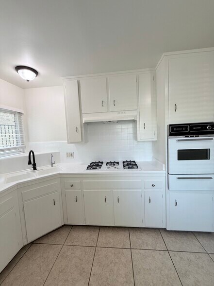 Building Photo - 446 E Cypress Ave