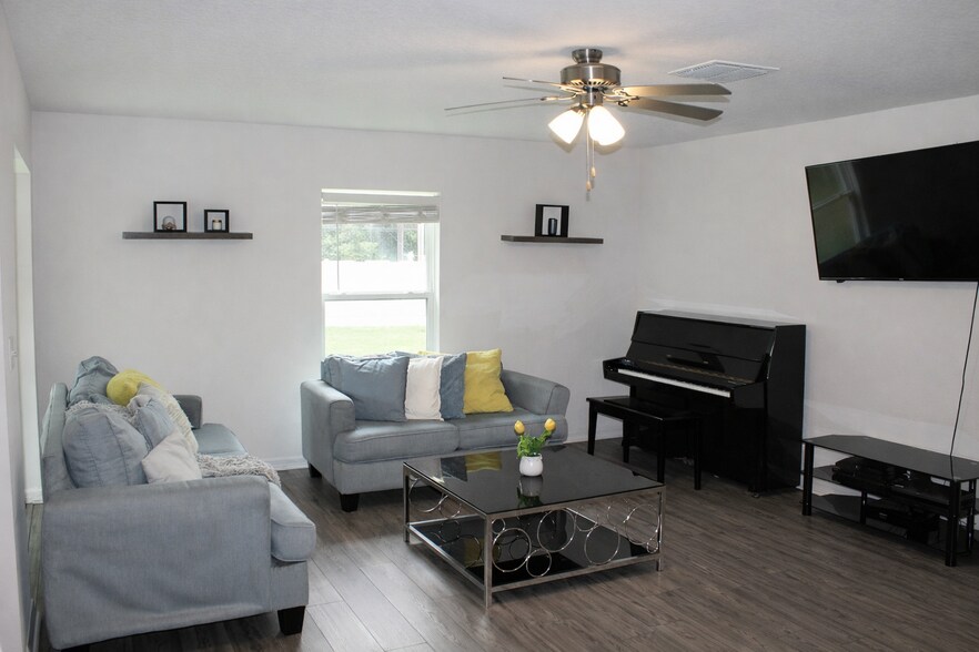 Building Photo - 72 Brewster Ln