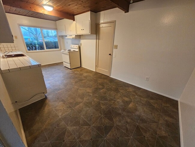 Building Photo - Spacious 4 Bedroom 2 Bath Home WITH BONUS ROOM for Rent!