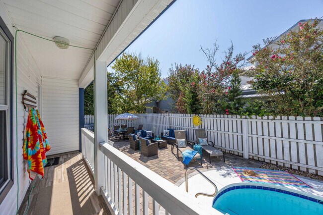 Building Photo - 4496 Luke Ave