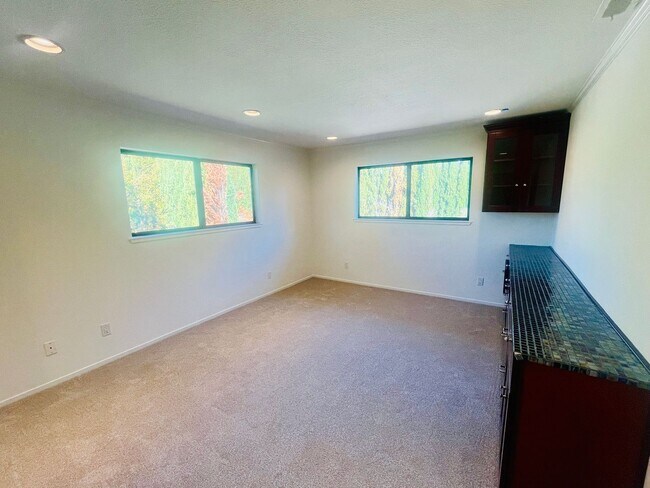 Building Photo - Extraordinary home with expansive yard on a flag lot in Mountain View.  Great Location and Schools.