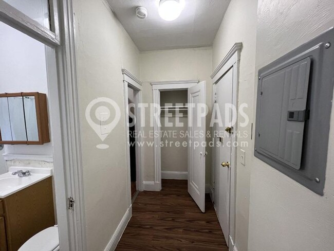 Building Photo - bedroom in Boston MA 02215