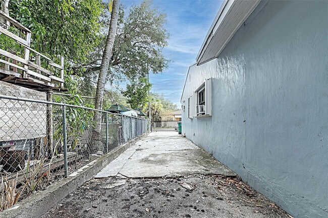 Building Photo - 259 NE 56th St