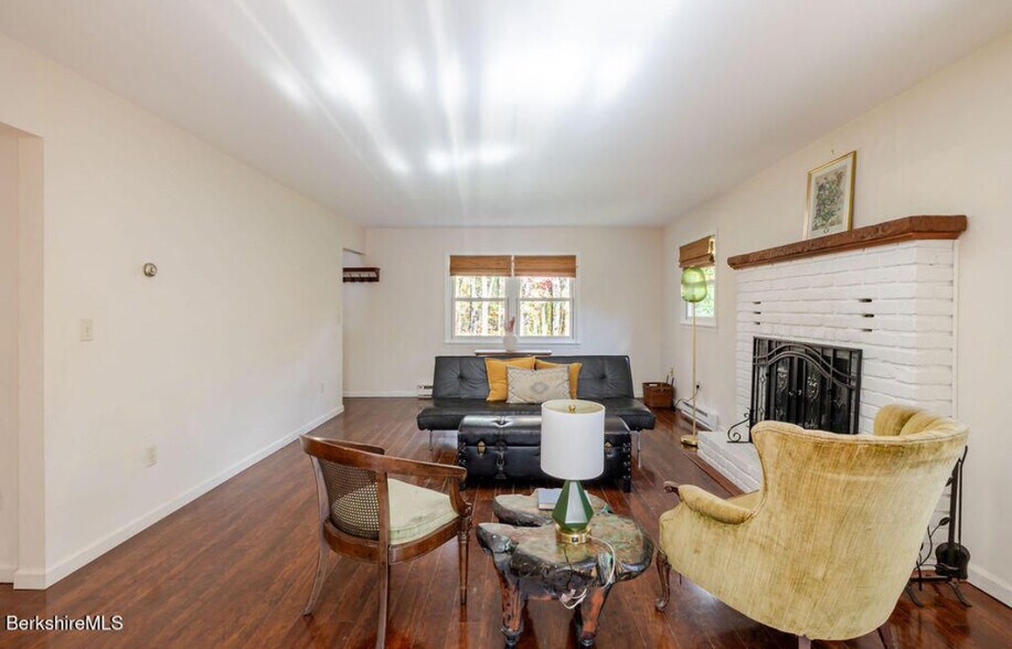 Building Photo - 230 Middle Rd