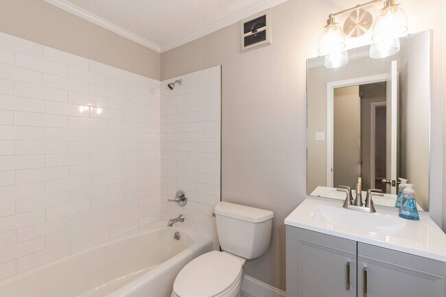 Building Photo - Beautiful Large Home in the Heart of Raleigh!